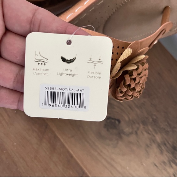 NEW Alexis Bendel Women's Mid-Heel Comfort Flower Thong Wedge tan - Picture 9 of 10